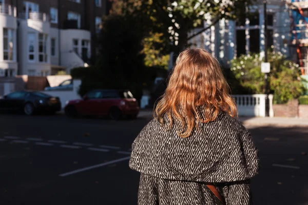 Kvinna promenader på gatan — Stockfoto