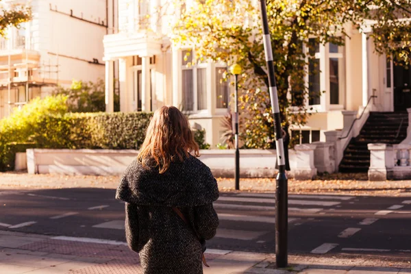 年轻女子在行人过路处 — 图库照片