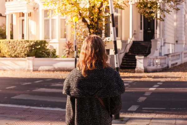 Jeune femme au passage pour piétons — Photo