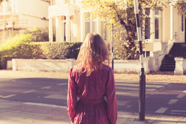 Vrouw die op straat staat — Stockfoto