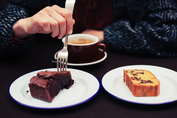 Junge Frau bei Kaffee und Kuchen — Stockfoto