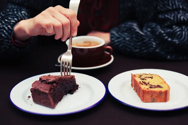 Ung kvinna med kaffe och kaka — Stockfoto