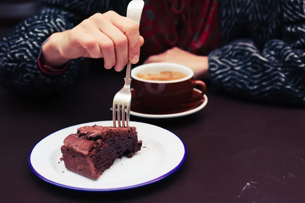 コーヒーとケーキを持つ若い女性 — ストック写真