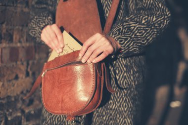 Gün batımında mektup kadınla