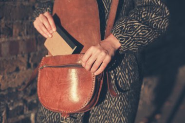 Gün batımında Not Defteri ile genç kadın