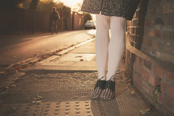 Las piernas de una mujer descansando contra la pared — Foto de Stock