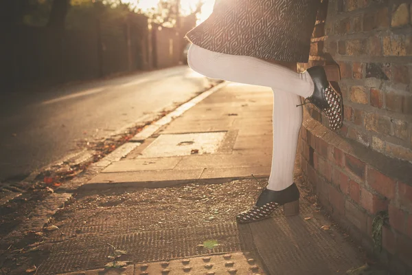 Las piernas de una mujer descansando contra la pared — Foto de Stock