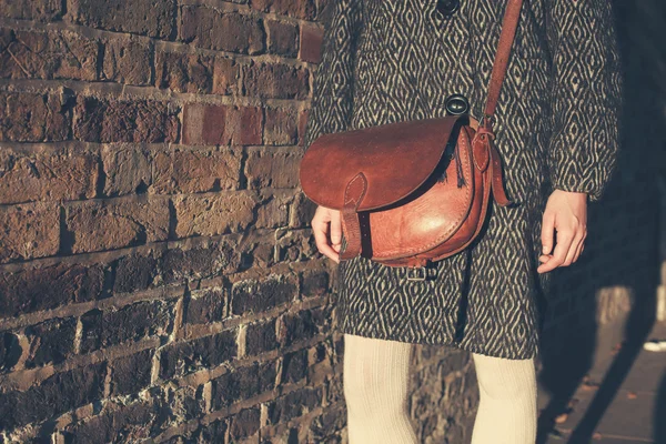 Gün batımında yürüyen genç kadın