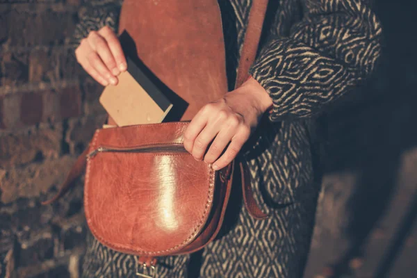 Gün batımında Not Defteri ile genç kadın