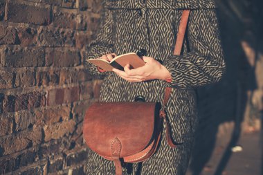 Gün batımında Not Defteri ile genç kadın