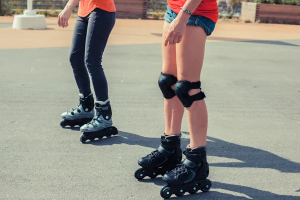 Duas mulheres patinagem — Fotografia de Stock