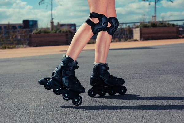 Woman rollerblading on sunny day — Stock Photo, Image