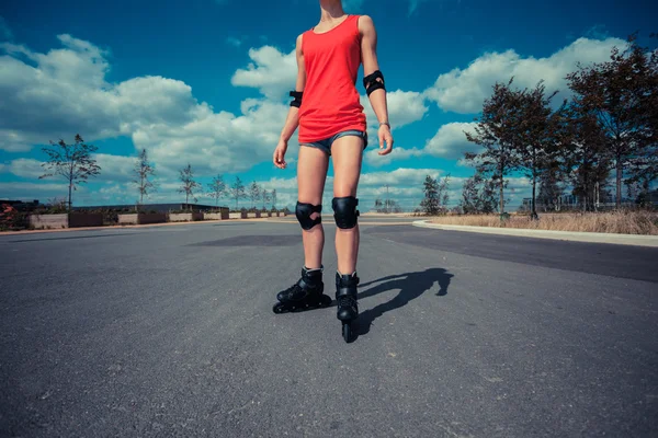 Wanita muda rollerblading pada hari yang cerah — Stok Foto