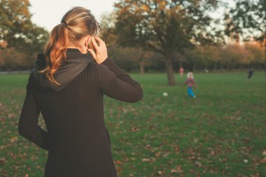 Park telefondaki kadın