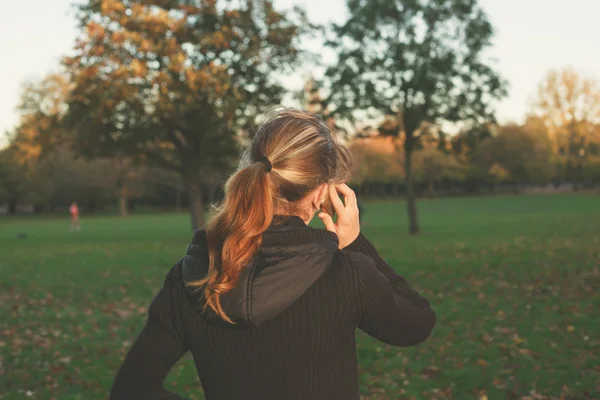 Park telefondaki kadın — Stok fotoğraf