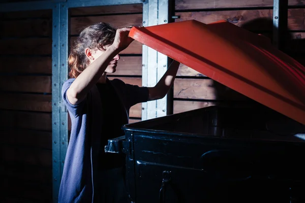 Mulher olhando dentro de um caixote — Fotografia de Stock