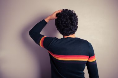 genç adam başını tırmalamak