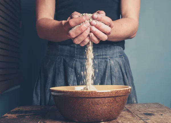 Wanita muda dengan oats — Stok Foto
