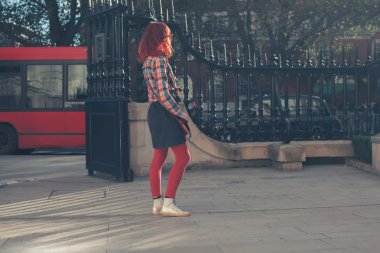 Gates tarafından duran genç kadın