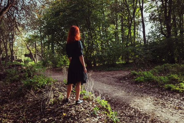 Giovane donna che cammina nella foresta — Foto Stock