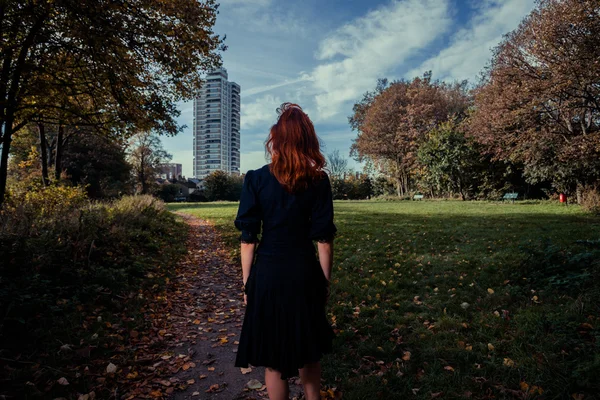 Jonge vrouw loopt in het park — Stockfoto