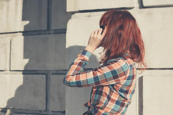 Mulher na rua usando seu telefone — Fotografia de Stock