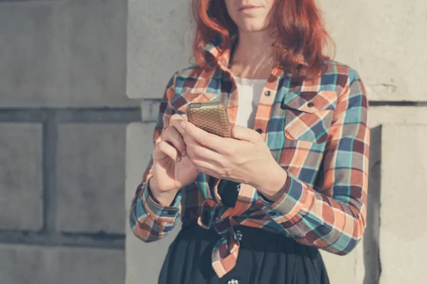 Vrouw in de straat met behulp van haar telefoon — Stockfoto