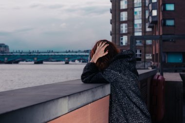 Üzgün kadın şehir nehirde tarafından