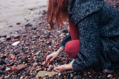 Genç kadın beachcombing City