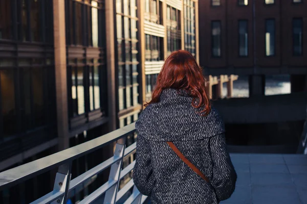 Mujer caminando en la calle — Foto de Stock