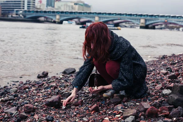 Mladá žena beachcombing v městě — Stock fotografie