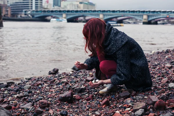 Giovane donna pettinatura in città — Foto Stock