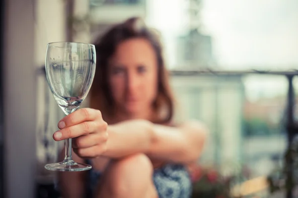 Jonge vrouw met glas wijn — Stockfoto
