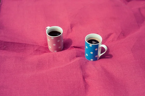 Two cups on a pink blanket — Stock Photo, Image