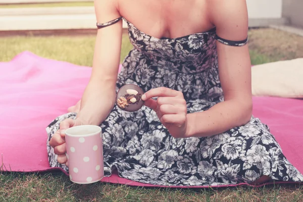 Ung kvinna med te utanför — Stockfoto