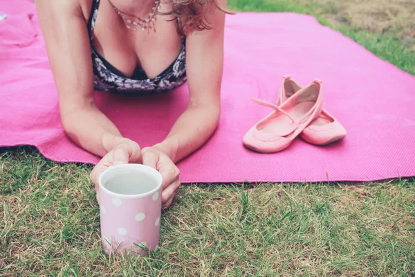 Jonge vrouw met thee buiten — Stockfoto