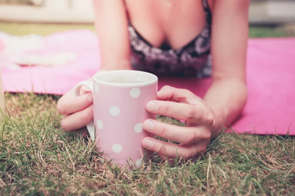 Jovem mulher tomando chá fora — Fotografia de Stock