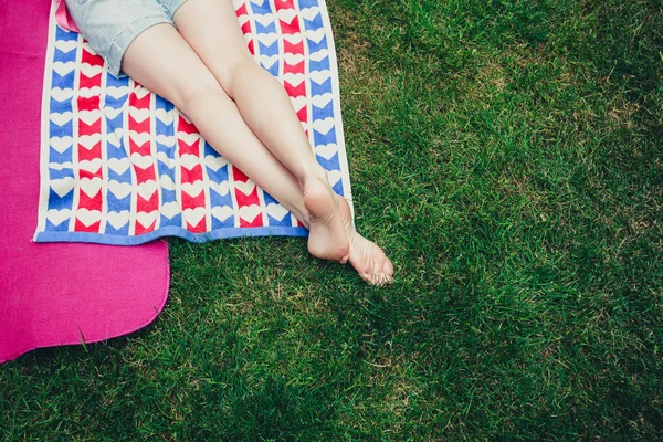 Ноги молодой женщины на траве — стоковое фото