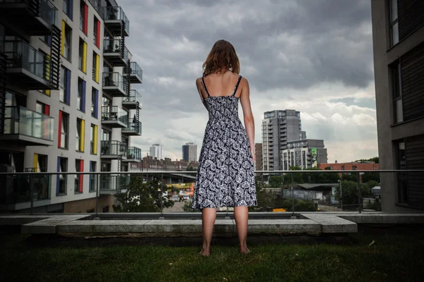 Mujer joven mirando la ciudad — Foto de Stock