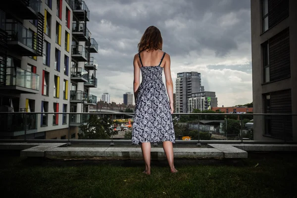 Młoda kobieta, patrząc na miasto — Zdjęcie stockowe