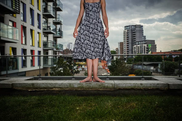 Junge Frau steht auf Dach — Stockfoto