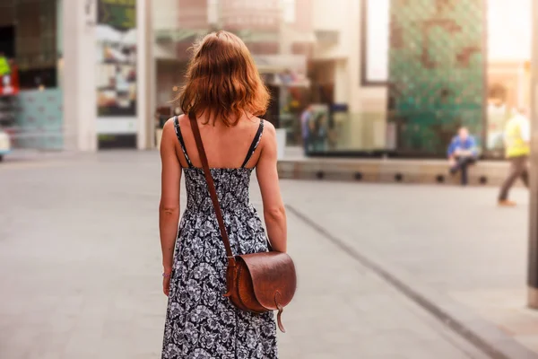 Молодая женщина, идущая по улице — стоковое фото