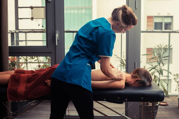 Massage therapist treating patient — Stock Photo, Image