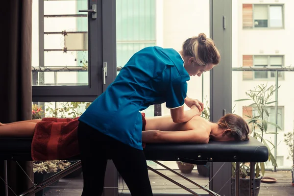 Massage therapist treating patient — Stock Photo, Image