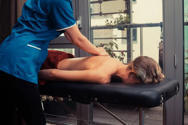 Massagetherapeut behandeling van een client — Stockfoto