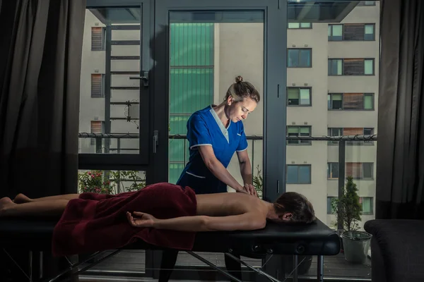 Masajista que trata al paciente en casa —  Fotos de Stock