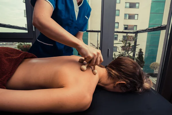 Mujer recibiendo un masaje de espalda —  Fotos de Stock