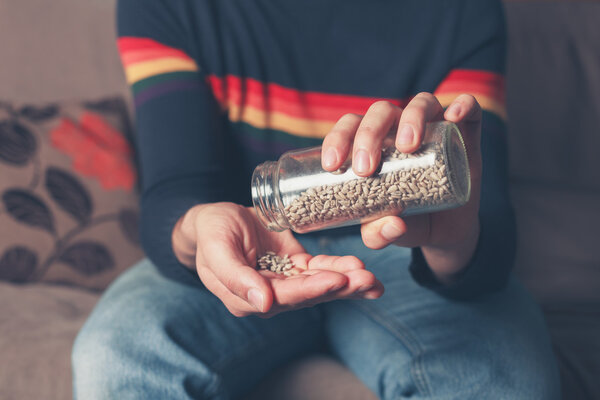 Человек с семечками подсолнуха
