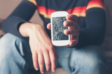 Adam holding kırık akıllı telefon