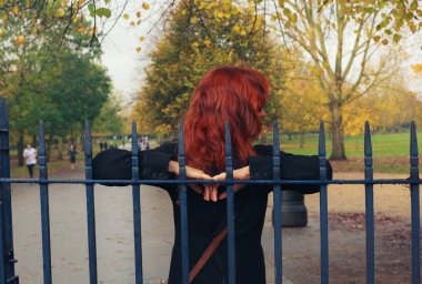 Kadın parkta kapıya yaslanmış